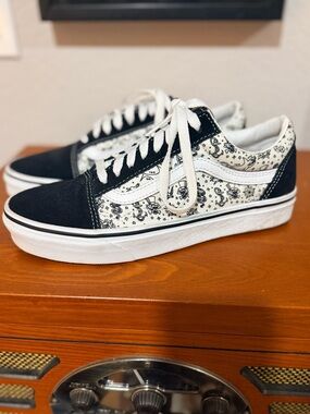 Vans Old Skool Sneakers in Black & White size 8.5